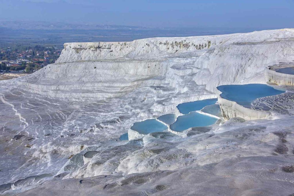 Pamukkale. Vietovė garsėja karbonatiniais mineralai, kuriuos paliko tekantis terminių šaltinių vanduo. Istvan Kadar nuotrauka.